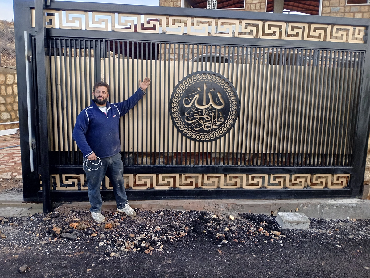بوابة القصور الملكية المودرن المزخرفة بالذهبي